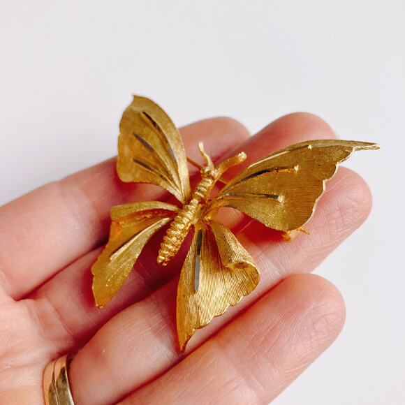 VTG Signed BSK Brooch 1960s Butterfly Textured Gold Tone Pin Mid Century - Picture 6 of 10